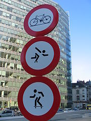 Trois panneaux dont deux non réglementaires (Bruxelles)