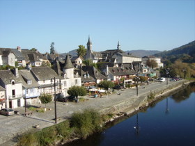 les quais de la Dordogne à Argentat