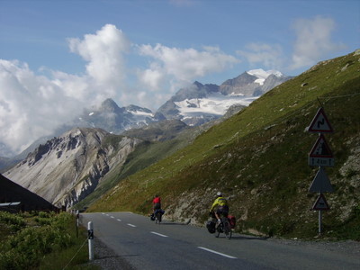 passage en Suisse au col de Livigno, avec au fond les glaciers de la Bernina