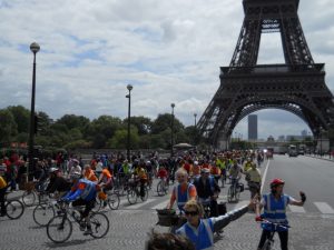 le cortège de Versailles passe le pont d'Iéna