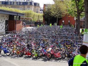260 vélos de toutes sortes à vendre : les petits devant.