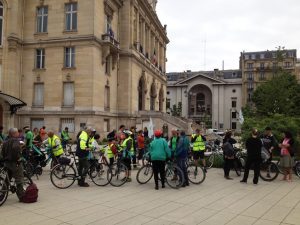 Début du rassemblement devant l'hôtel de ville d'Asnières