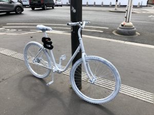 Vélo peint en blanc devant l'Assemblée nationale, en hommage à Armelle Cizeron, collaboratrice parlementaire décédée à vélo à cet endroit, fauchée par un camion