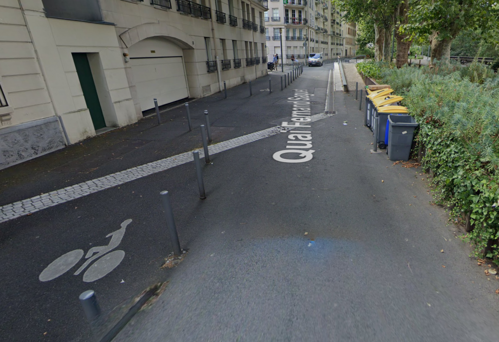 Des pictogrammes vélos sur des zones neutralisées, du mauvais côté de la circulation. Rien ne semble très réfléchi sur le quai Fernand Saguet