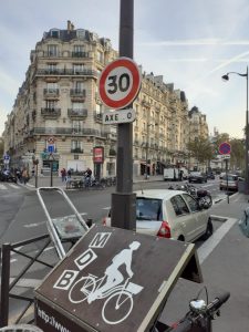 Panneau de limitation de vitesse à 50 km/h transformé de manière éphémère en limitation de vitesse à 30 km/h, sur le boulevard Diderot à Paris.