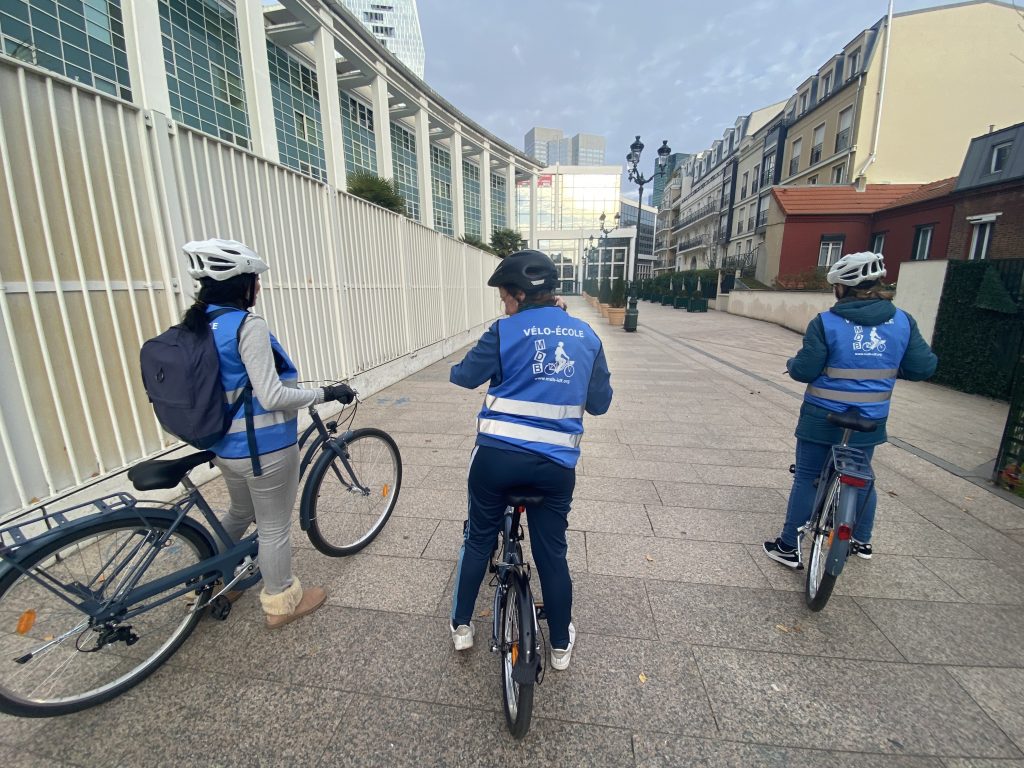 Des élèves de la vélo-école de Puteaux, dans la cour Leclerc.