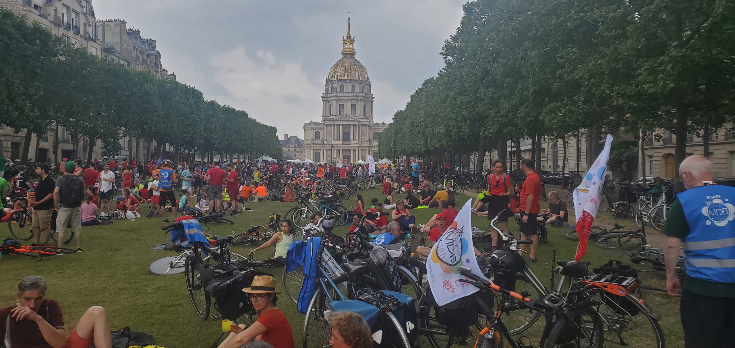 Après la Convergence 2023, pique-nique sur les pelouses de Breteuil en compagnie de milliers de cyclistes.