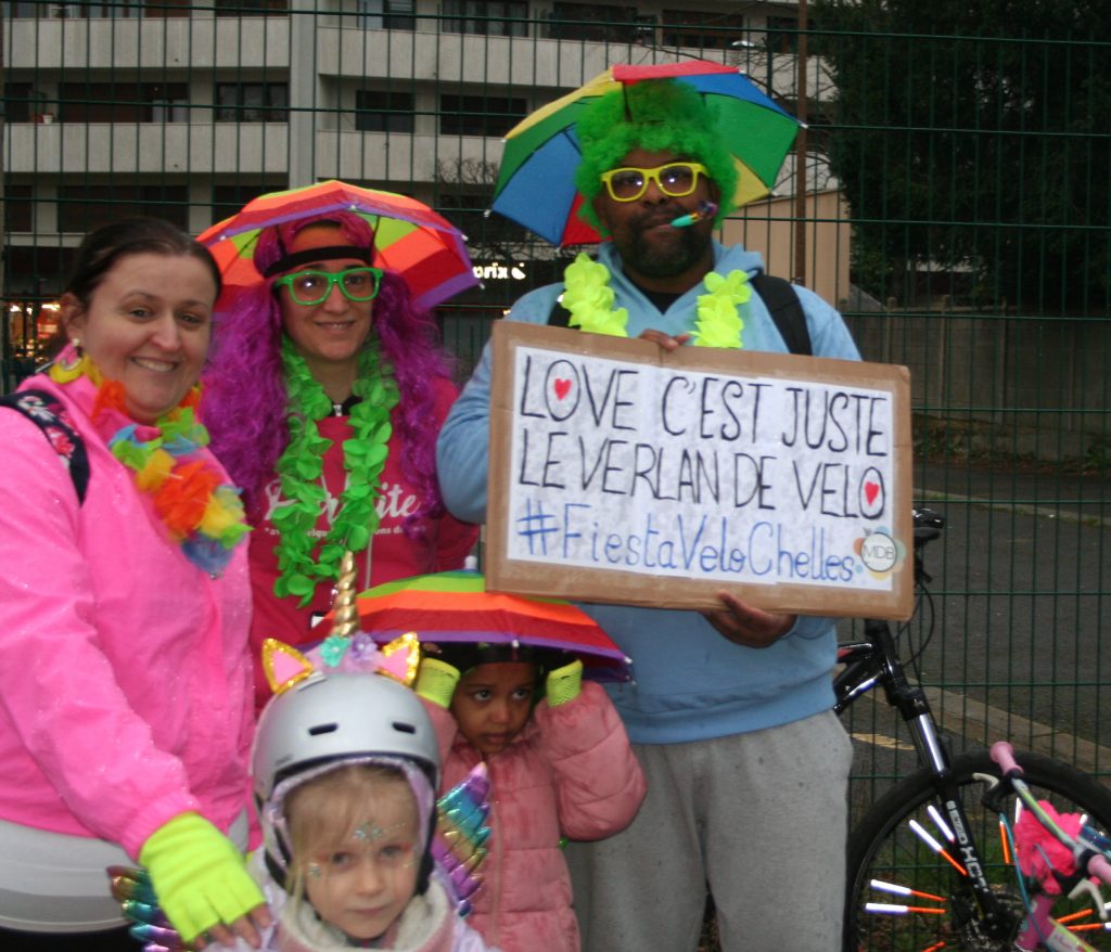 Des participants portent un panneau : "Love c'est juste le verlan de vélo"