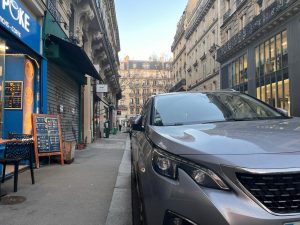 Un SUV stationné à Paris.