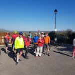 Groupe de cyclistes devant le panorama de la plaine Neauphle