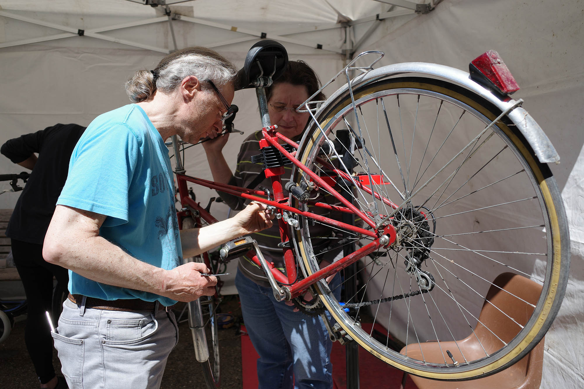 Un bénévole règle les freins