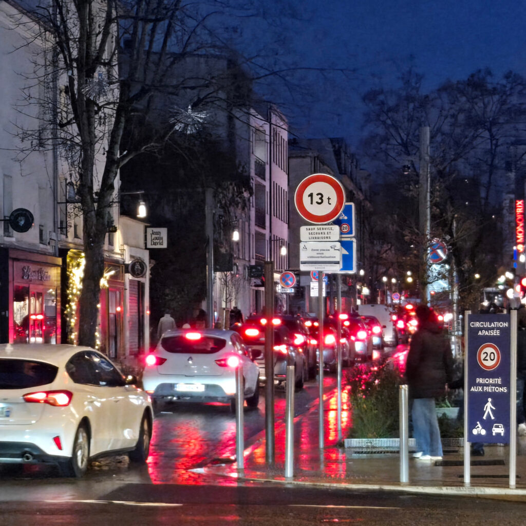 Rue Auguste Mounié à Antony : zone de rencontre du centre-ville non-apaisée, avec beaucoup trop de circulation automobile.