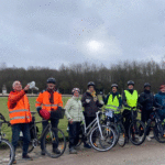 Les cyclistes de VéloSQY prenant la pose devant le chateau de Versailles