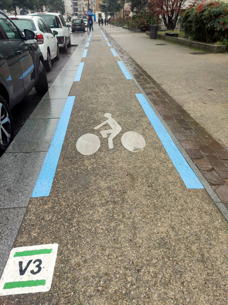 piste cyclable sur le trottoir avec des piétons