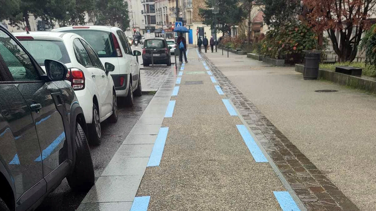 piste cyclable sur le trottoir avec des piétons
