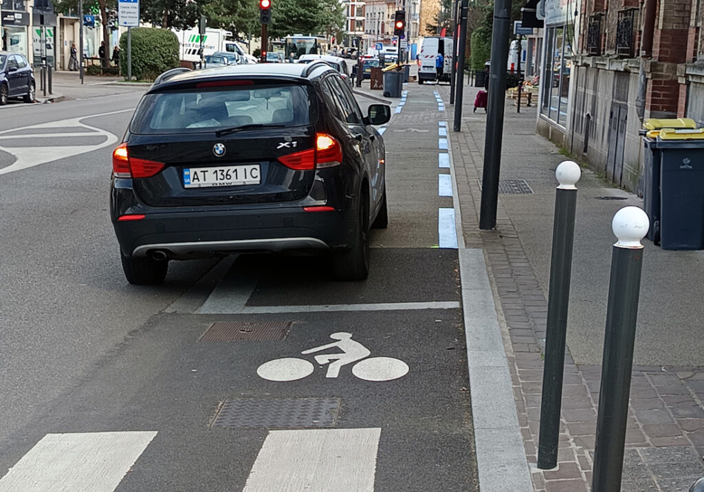 piste cyclable encombrée d'automobiles