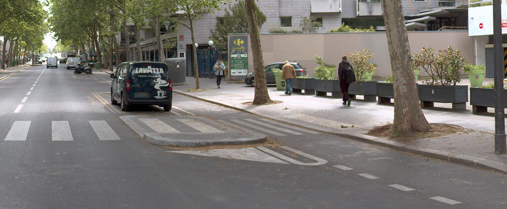 piste cyclable aménagée entre le stationnement automobile et le trottoir