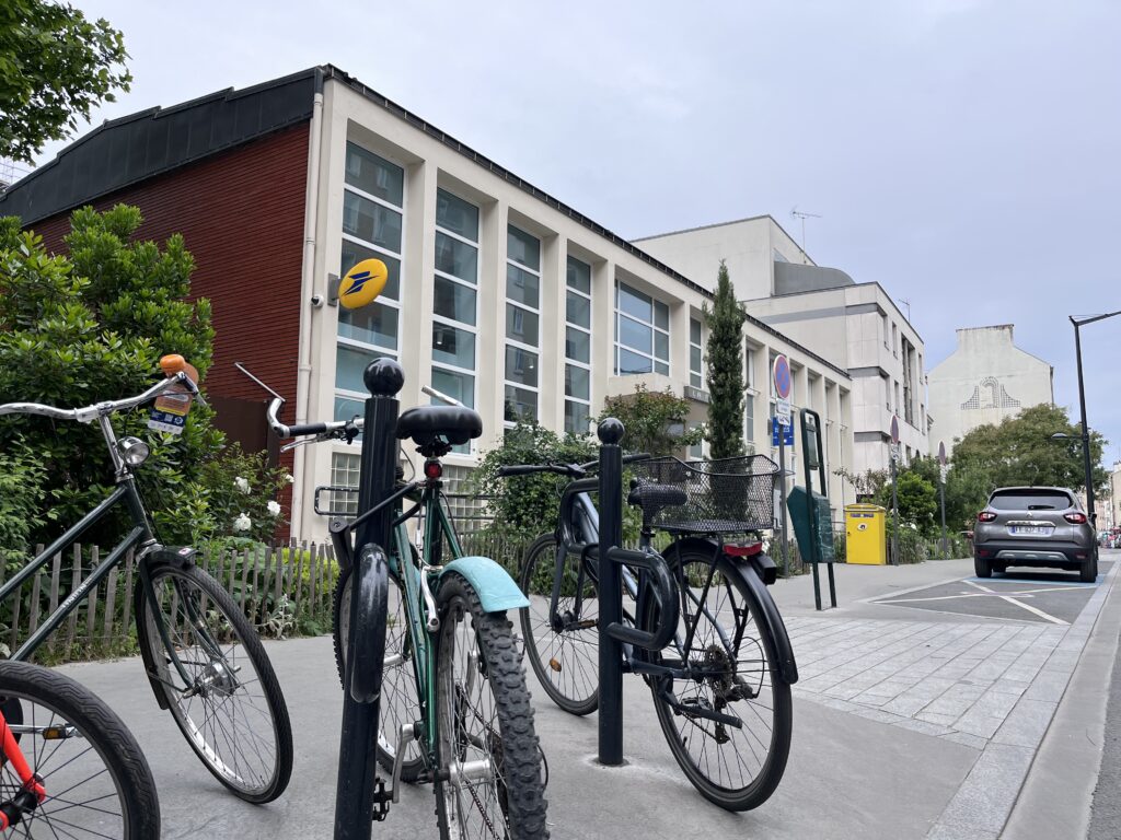 Vélo stationnés devant la poste de Bois-Colombes