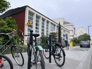 Vélo stationnés devant la poste de Bois-Colombes